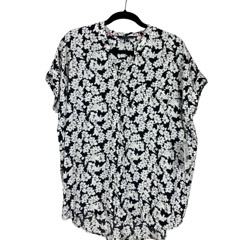 NWT IMNYC White and Black Floral Short Sleeve Blouse with Asymmetrical Hem Wms L